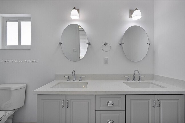 Building Photo - 3820 SW 92nd Ave