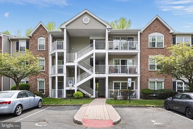 Building Photo - 14 Cheverny Ct