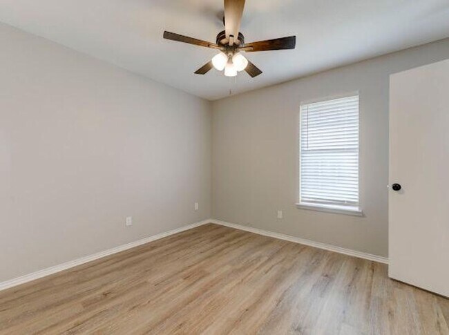 Building Photo - 2BED/ 1.5BATH