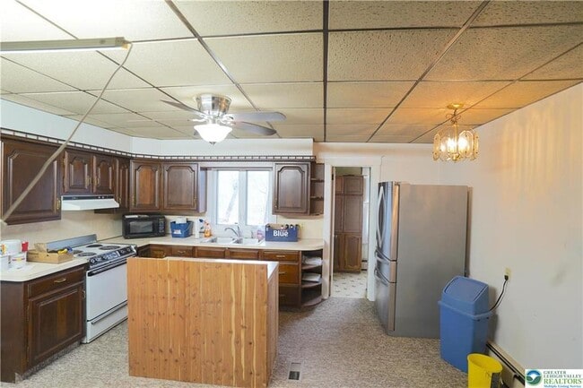 Building Photo - 655 Birch Dr