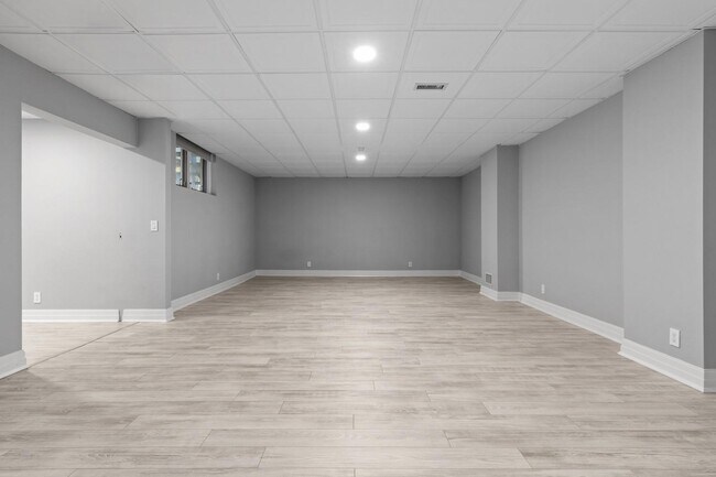 Building Photo - 26 3 Mile Harbor Dr