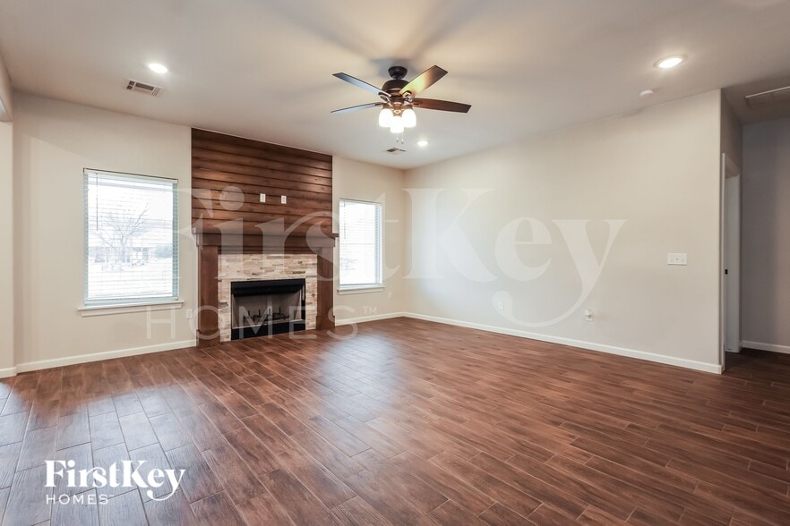 Building Photo - 517 Siena Dr