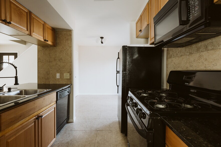 Building Photo - 1402 Fairfield Dr