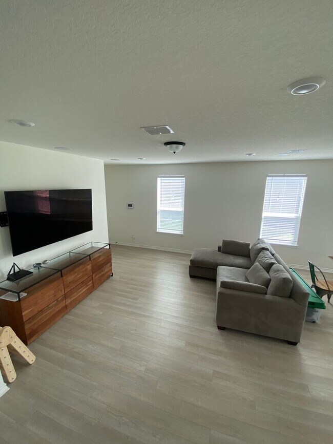Building Photo - Move in Ready 3 BD/2.5 BA with a Garage Mi...