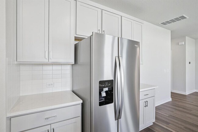 Building Photo - 2332 Delano Dr