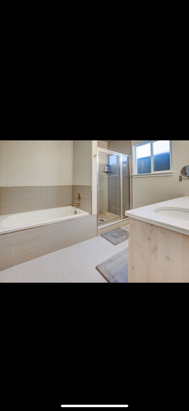 Building Photo - 562 Red Cedar Way