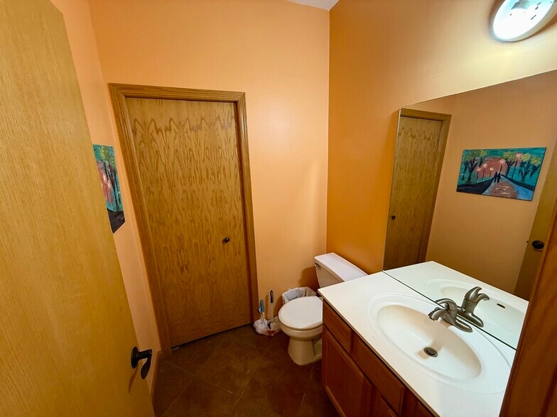 Building Photo - 483 Hickory Ln N