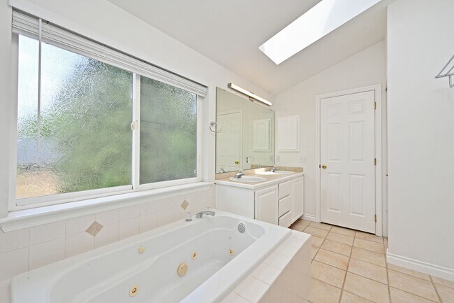 Building Photo - 3-Story Greenlake Home - Private Yard and ...