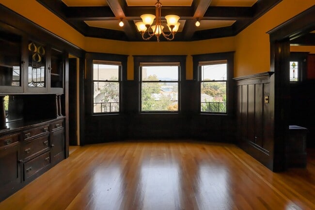 Building Photo - Advent- Spacious Temescal Flat with bonus ...