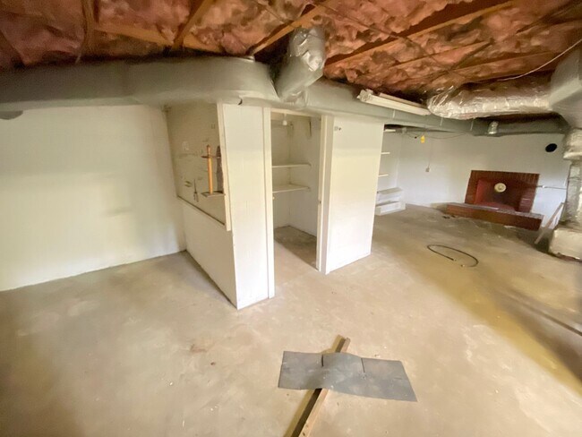 Building Photo - 3bd/2ba House on a Corner Lot very close t...