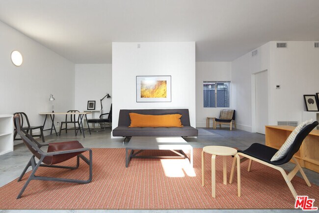 Building Photo - 558 Rose Ave