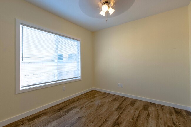 Building Photo - 121 S Gless St