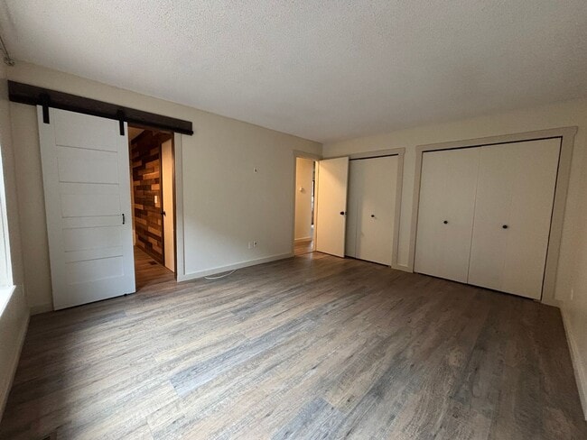 Building Photo - 2 Bed 1 Bath Condo Available Now!  MileSto...