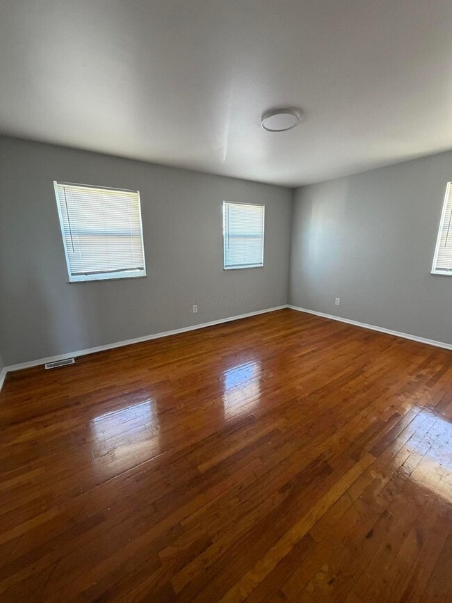 Building Photo - 1975 Dunbar Dr