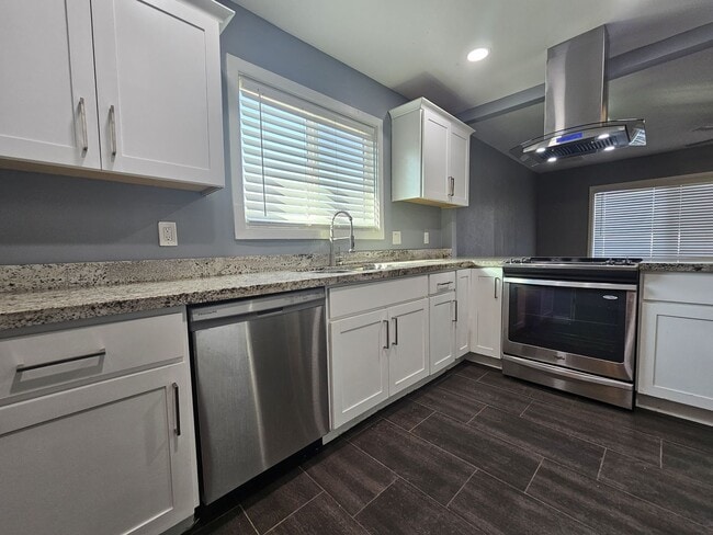 Building Photo - Charming Home 3 bedrooms 1 bath Large Yard.