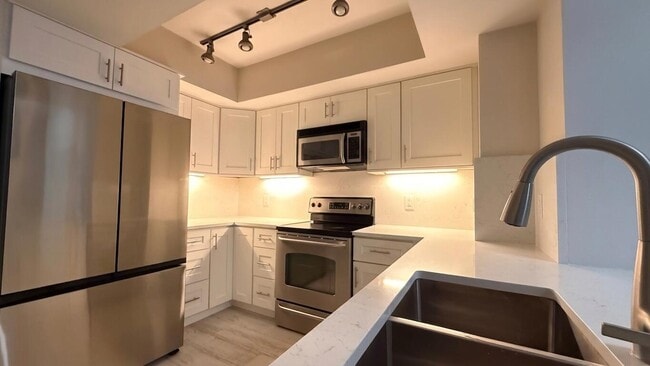 Building Photo - 403 S Sapodilla Ave