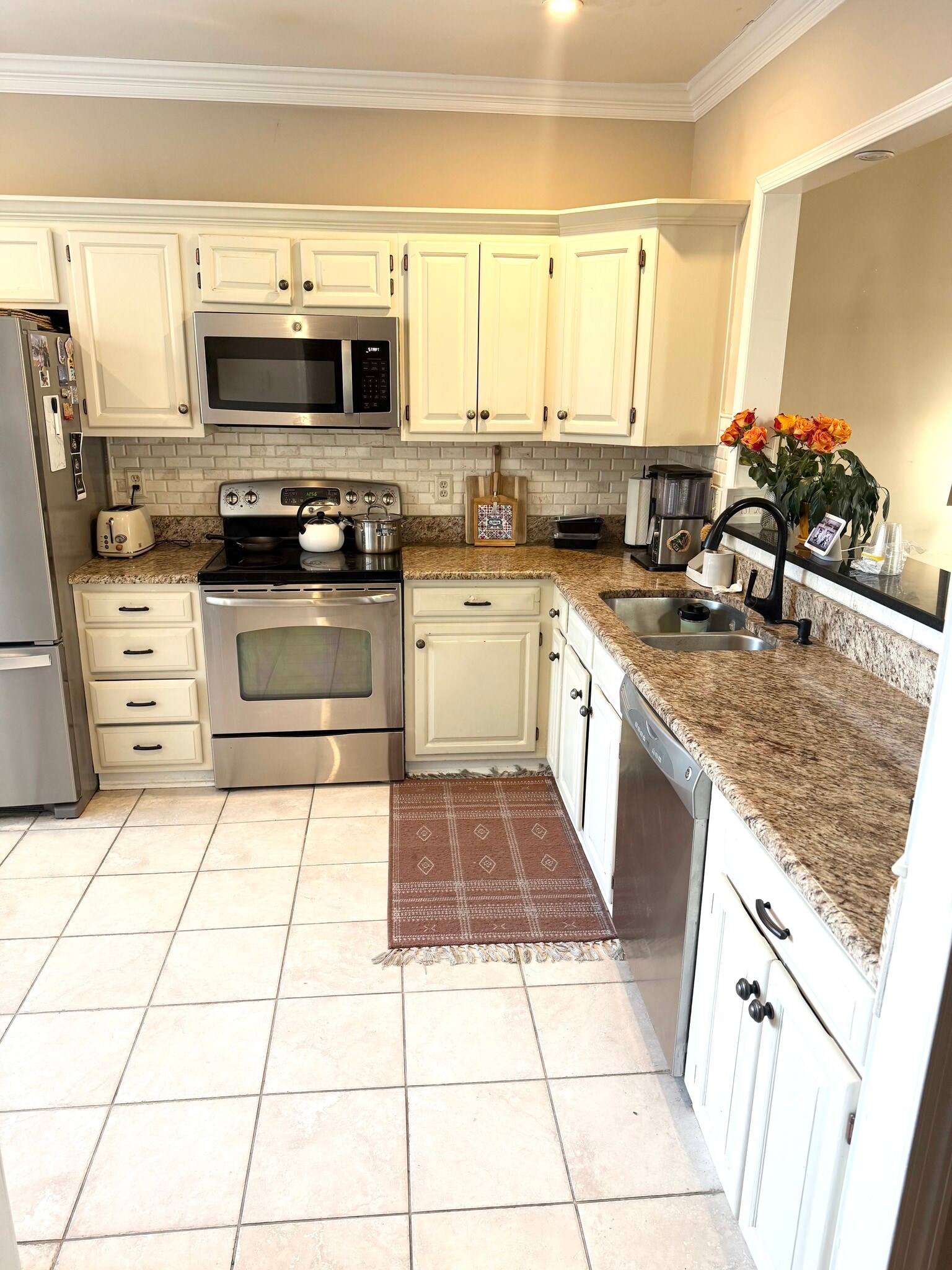 Kitchen - 111 E Colonial Dr