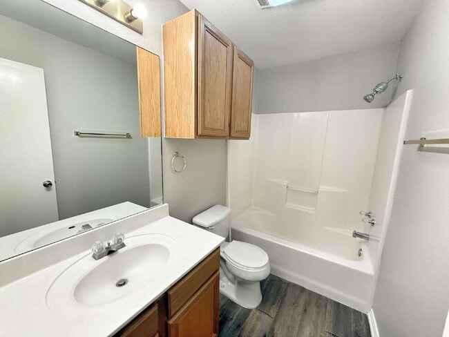 Building Photo - Spacious 3 Bedroom, 2 Bath Duplex with 1-C...