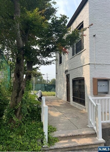 Building Photo - 432 Broad Ave