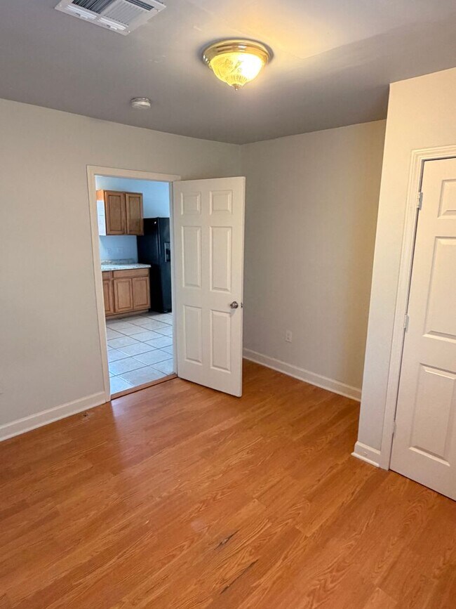 Building Photo - Large 2/3BD AND 2 FULL BATHS