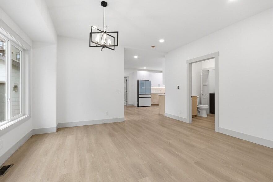 Building Photo - 437 NE Fargo St