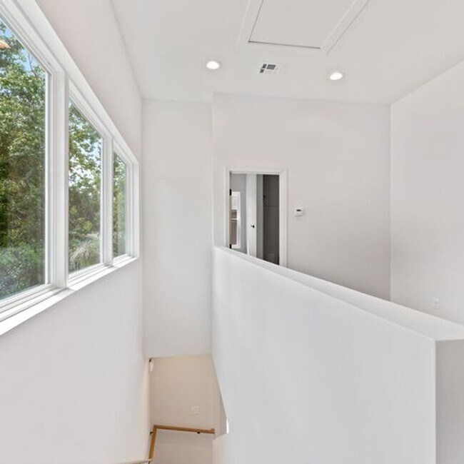 Building Photo - 1 Bed 1.5 Bath Condo Near Campus!