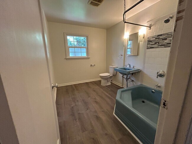 Building Photo - 2 Bed, 1.5 Bath Home with Basement and Sunroom