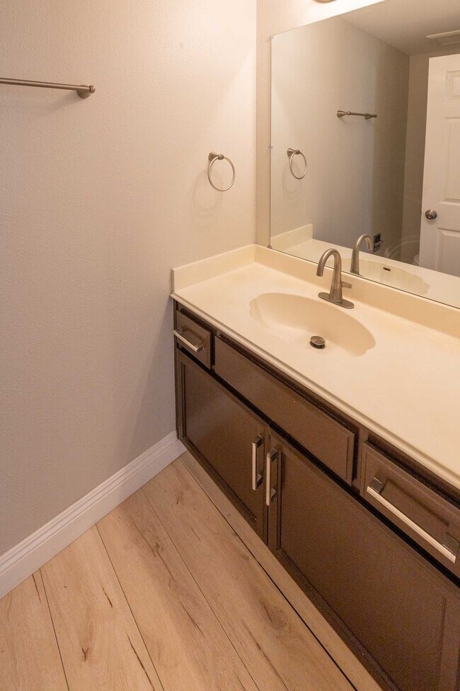 Building Photo - Spacious End-Unit Townhome in Gated Liberty Commons