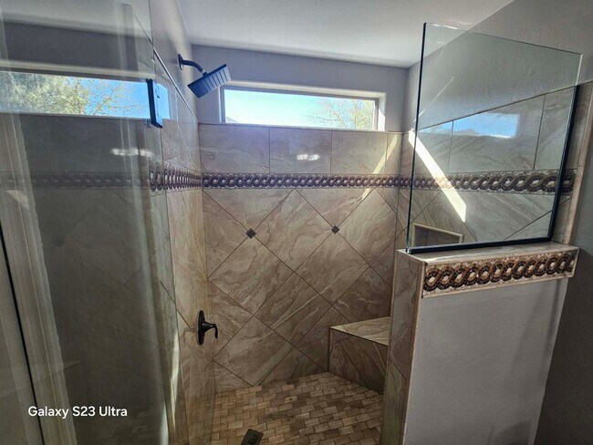 Building Photo - Well maintained 3 bedroom 2 bath charming home Free rent OAC