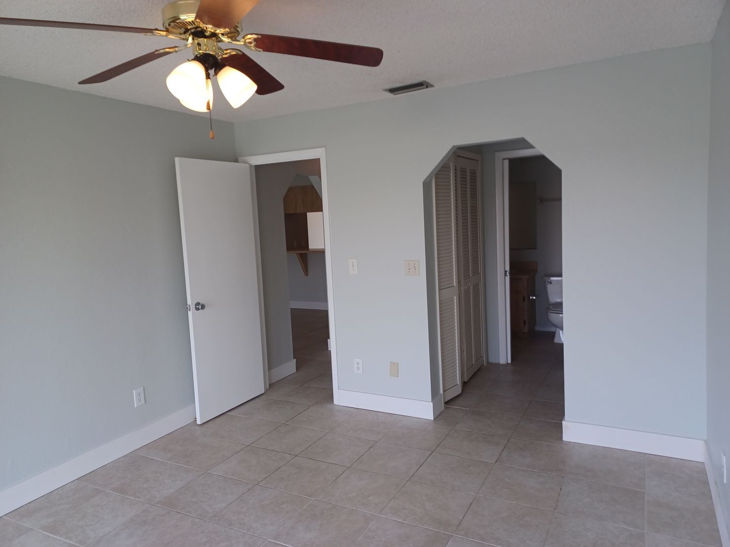 Building Photo - Community Pool / All Tiled Unit with a screened in lanai / Water Included & 1 mnth FREE