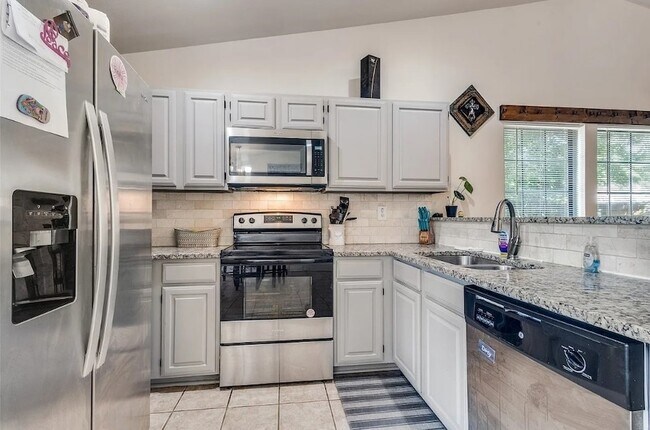 Building Photo - 3499 Longview Dr