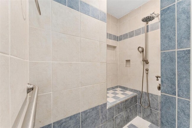 Building Photo - 4505 SE 12th Pl