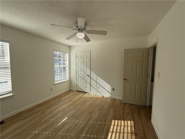 Building Photo - 3859 Meadow Creek Dr