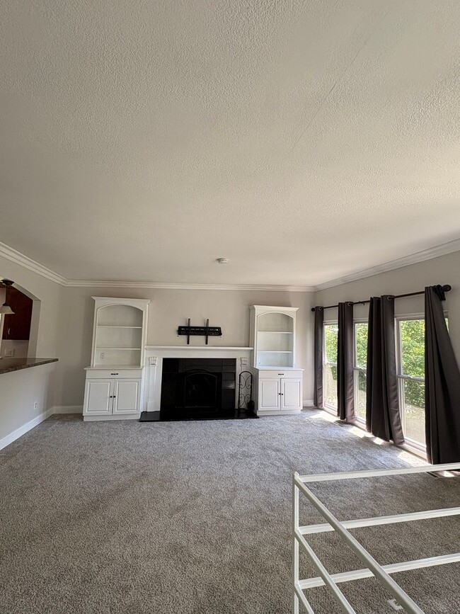 Building Photo - 4 Bedroom 2 Bath House