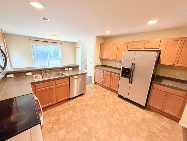 Building Photo - Spacious 3-Bed/2.5-Bath Home in Lake Stevens for $2795! Ready for Move in!