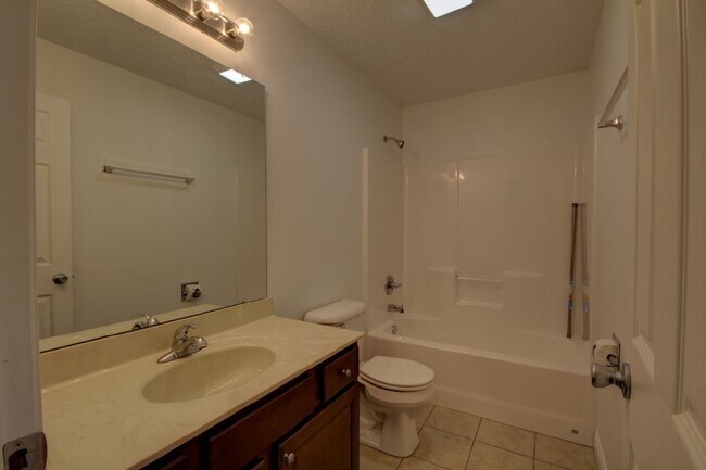 Building Photo - Gorgeous 3 Bedroom Townhome