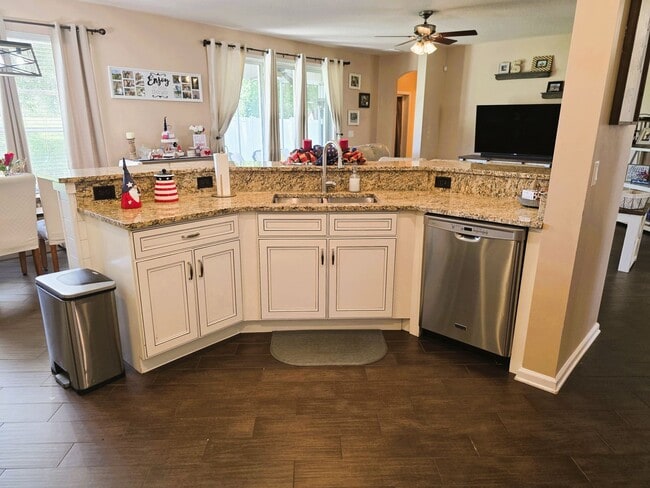 Building Photo - Large Home On Cul-De-Sac!