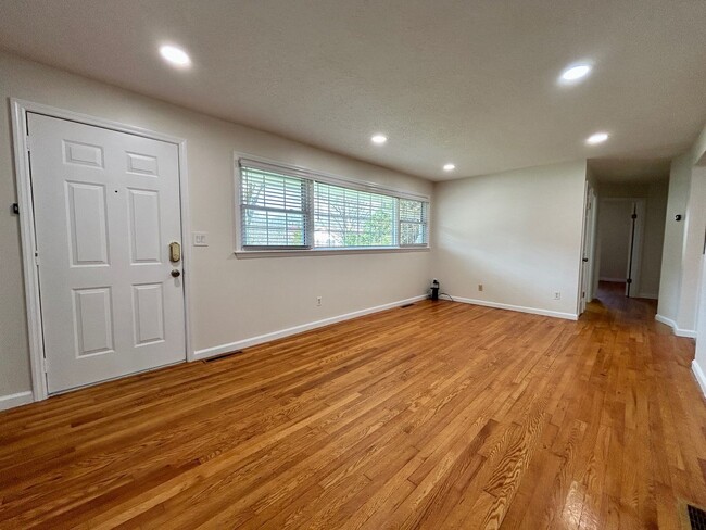 Building Photo - Weaverville - Clean and Tidy! Home Office,...
