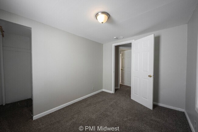 Building Photo - Charming 3-Bedroom Duplex with 2 Full Baths in Indianapolis - A Must See!