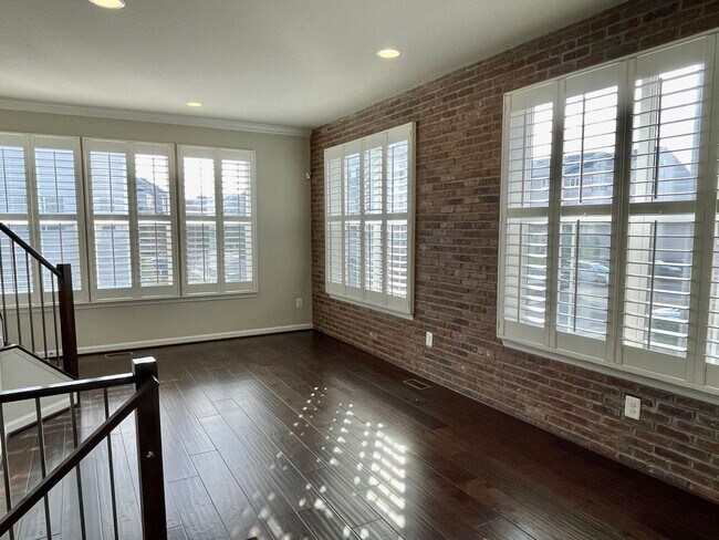 Building Photo - IMPRESSIVE STAFFORD TOWNHOUSE!