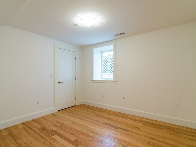 Building Photo - 17 Standish St