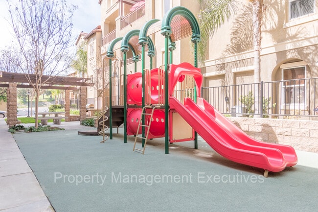 Building Photo - Newer 2 Bedroom, 2 Bath Townhouse with Garage