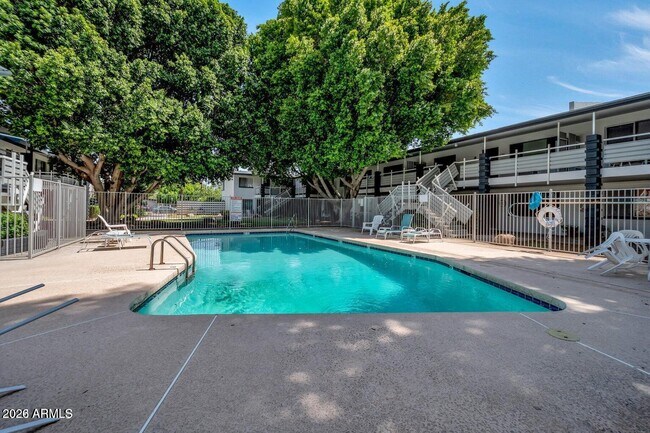 Building Photo - 721 E Montebello Ave