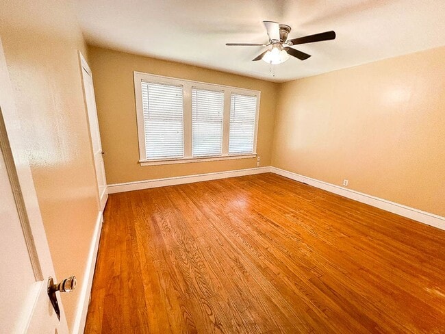Building Photo - Large 4 bedroom in Highland!
