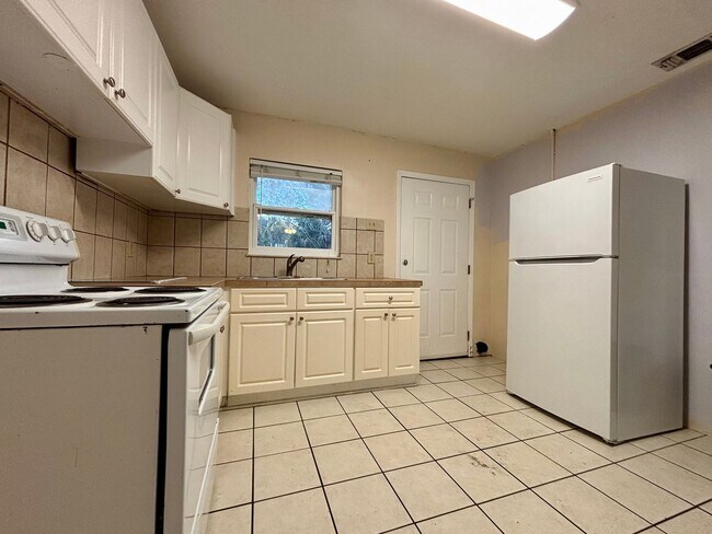 Building Photo - 415 Romana