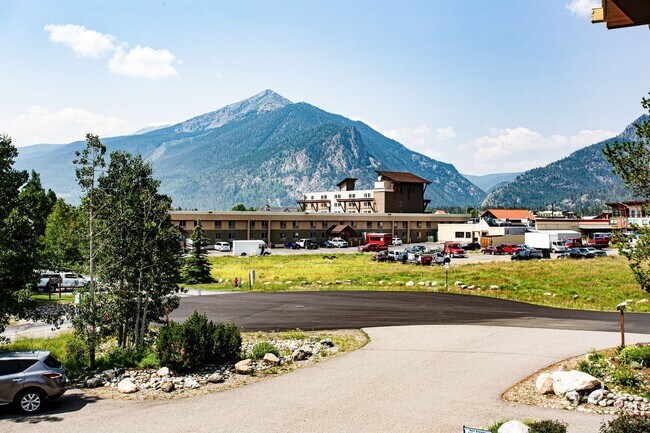 Building Photo - Convenient Location! Lots of Space and Lig...