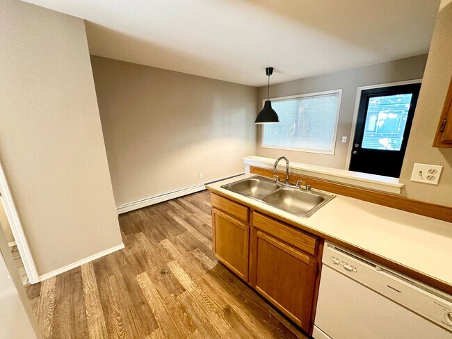 Building Photo - Introducing the Perfect Townhouse Steps Away from Central WA University!