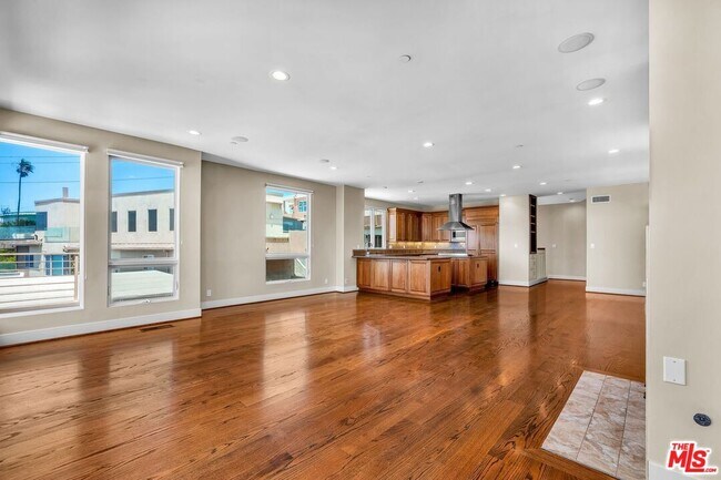 Building Photo - 308 Gull St