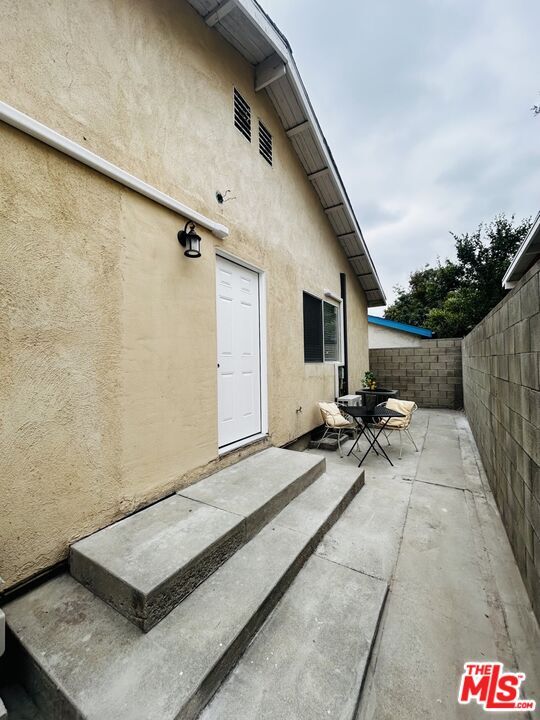 Building Photo - 2707 Kelburn Ave