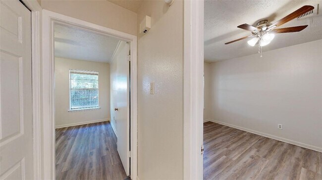 Building Photo - 916 Navarro Dr